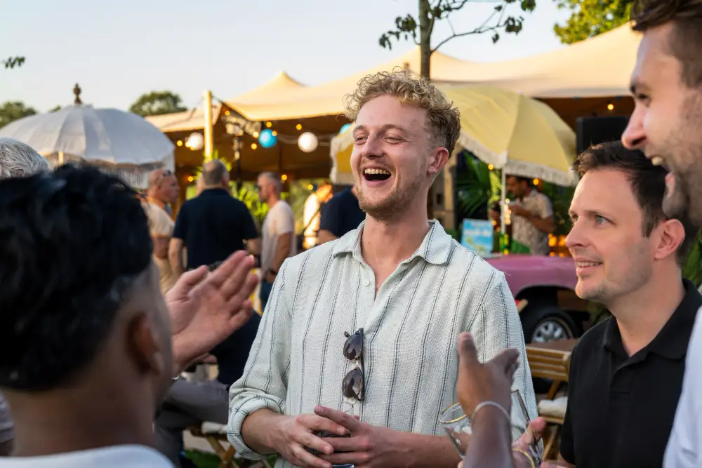 Collega's van MBG in gesprek tijdens een bijeenkomst