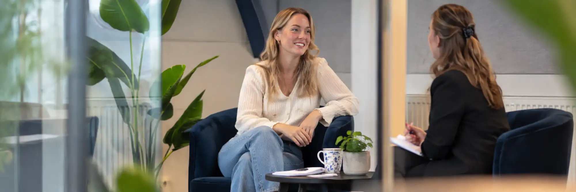 Collega's van MBG in gesprek op kantoor