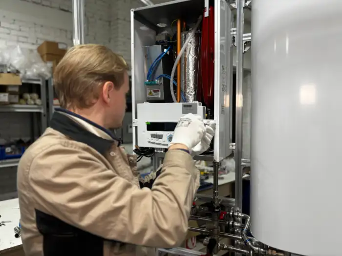 Installateur werkt aan een cv-ketel