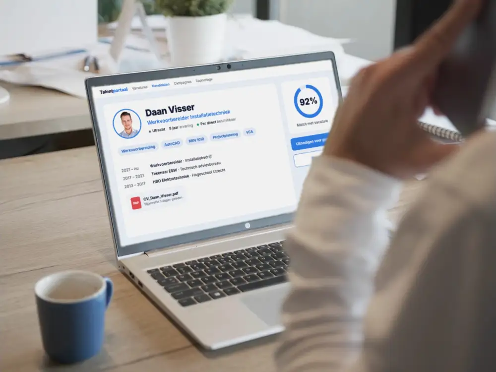 Recruiter bekijkt een kandidaatprofiel in een talentportaal